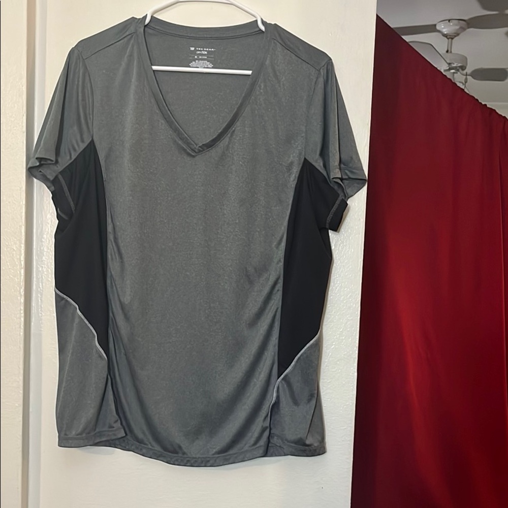 Tek Gear Relaxed Gray and Black Short Sleeve T-Shirt